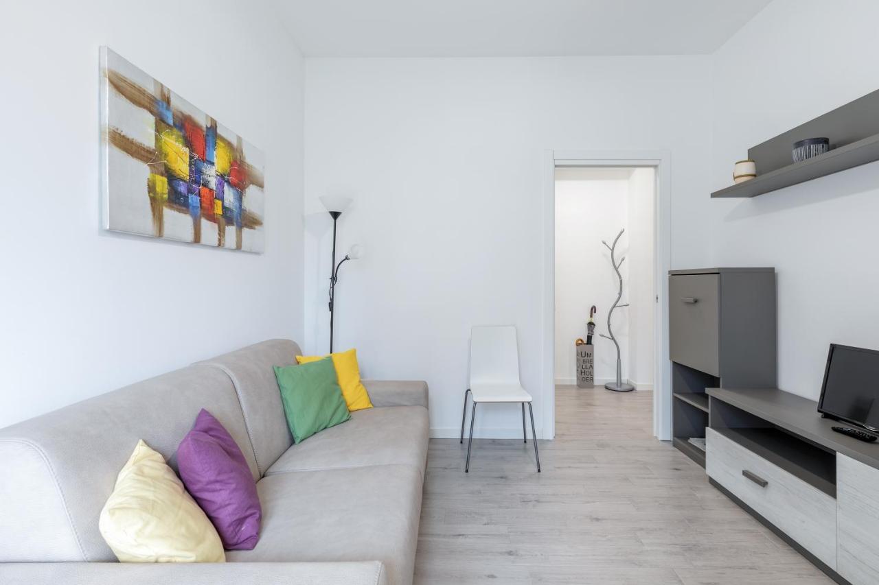 Piazza De Angeli M1 Comfortable Flat With Balcony Милан Экстерьер фото