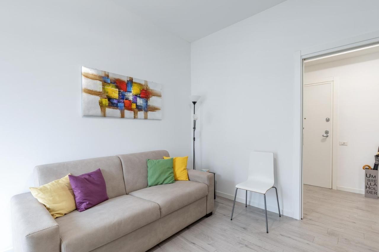Piazza De Angeli M1 Comfortable Flat With Balcony Милан Экстерьер фото